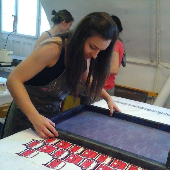 Morva Réka mintatervező, pattern designer és grafikus - egy kép rólam szitanyomás közben