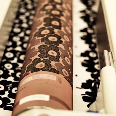 Rotációs textilnyomó gép a Marimekko márka ikonikus mintájával